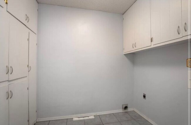 Building Photo - 1714 W Swan St