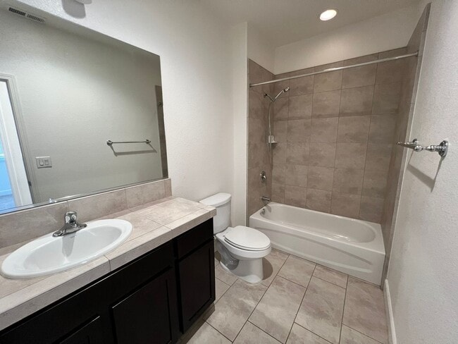 Building Photo - Large 4-bedroom home in Green Valley Estat...