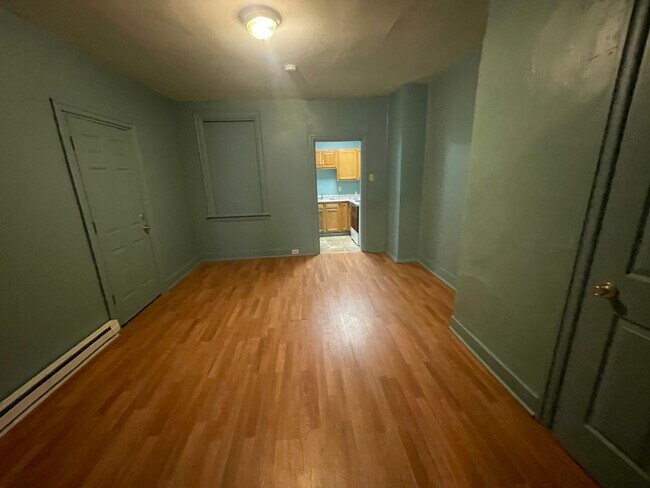 Building Photo - Available NOW! 1st Floor  2 Bed 1 Bath Apa...