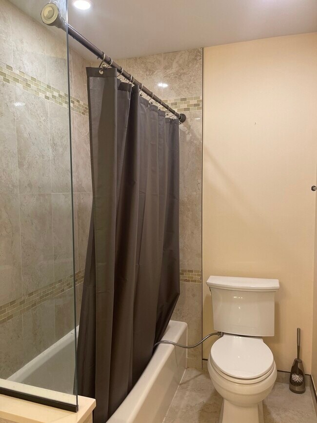 Building Photo - 1925 E Waverly Ln