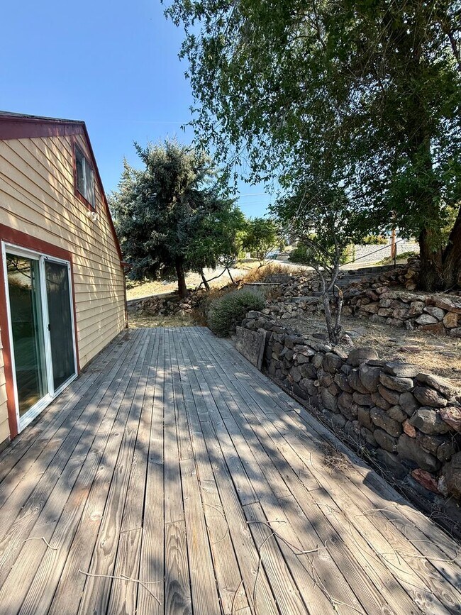 Building Photo - 2036 Lavey St