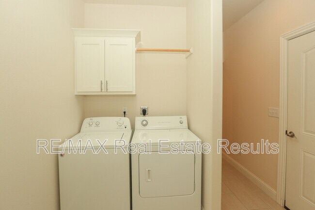 Building Photo - 2106 SW Huntwick Ave