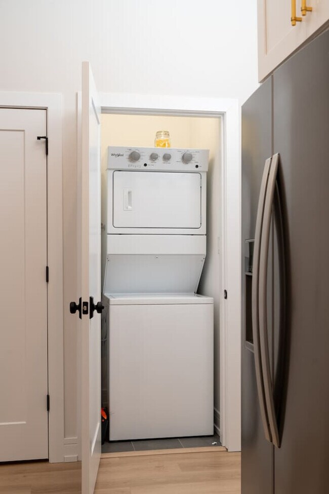 Building Photo - 3723 S Giles Ave