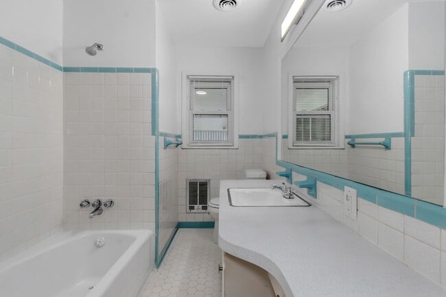 Building Photo - Your new home Awaits!