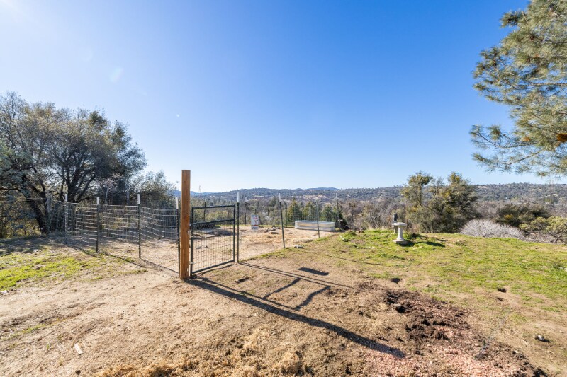 Building Photo - 33030 Rd 233