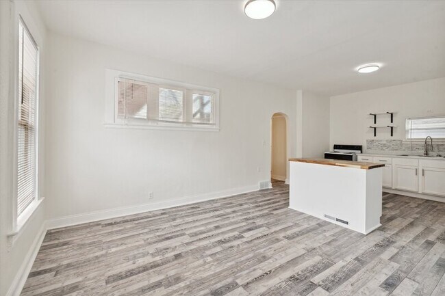 Building Photo - 4039 Vermaas Ave