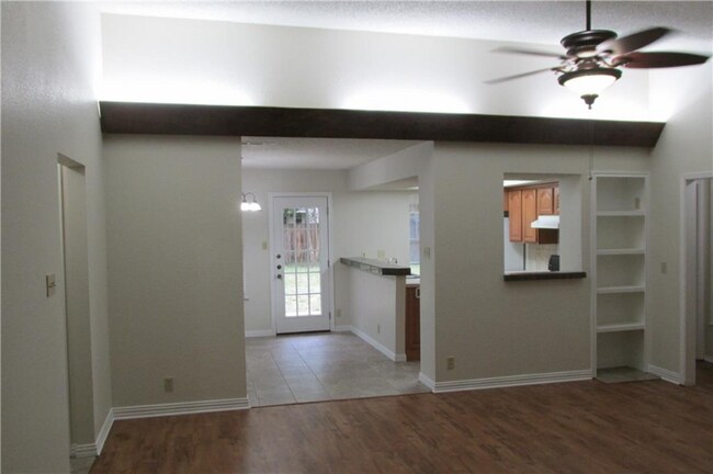 Building Photo - 404 Tanglewood Dr