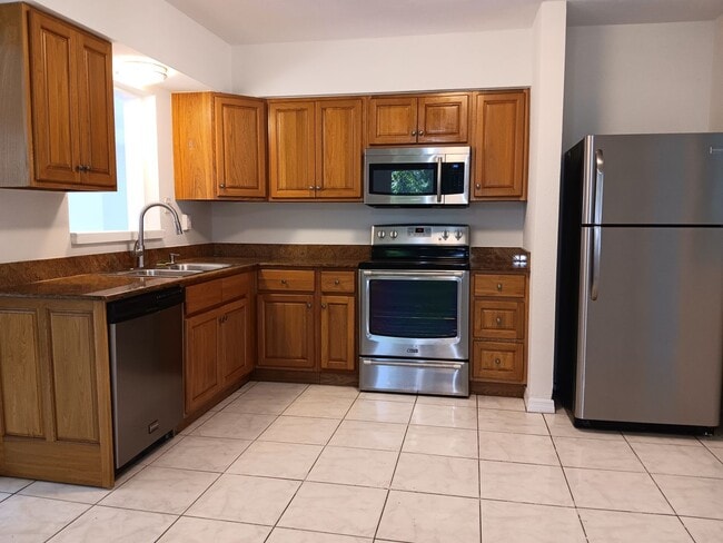 Building Photo - Big family room, granite & stainless kitch...