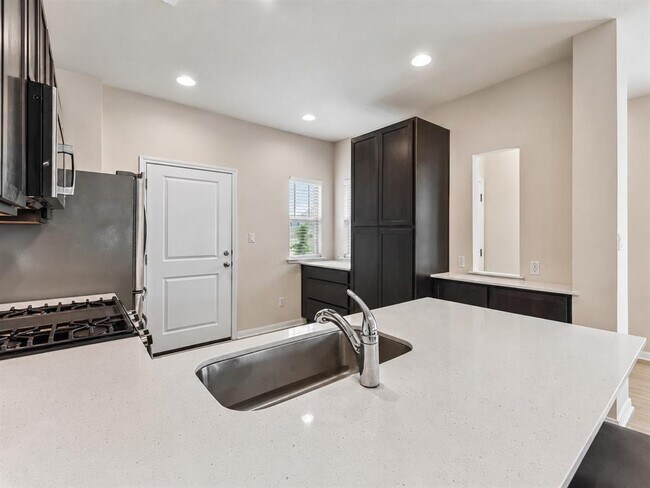 Building Photo - 6403 Principale Dr