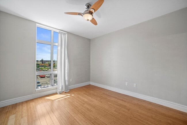Building Photo - 2121 S Kinnickinnic Ave