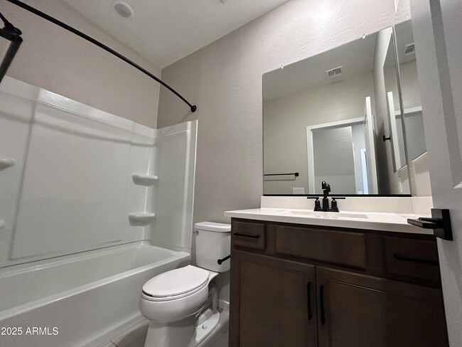 Building Photo - 740 E Lark St