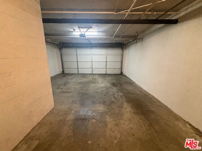 Building Photo - 18347 Saticoy St