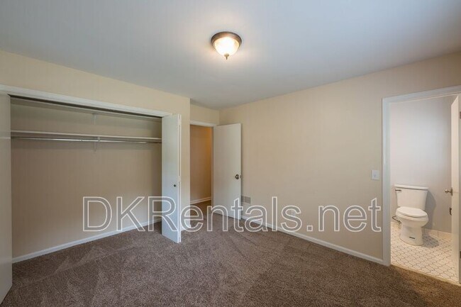 Building Photo - 225 Pebble Trail