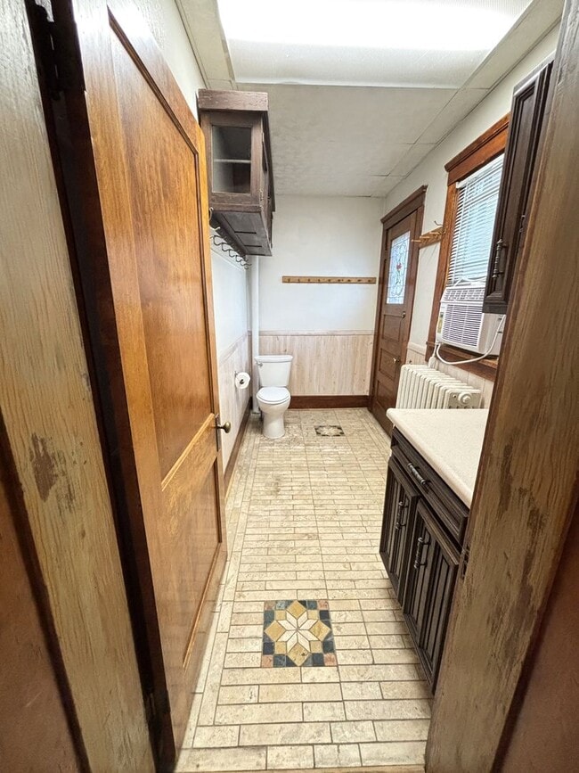 Building Photo - Make This House Your Home—Deposit Moves Yo...