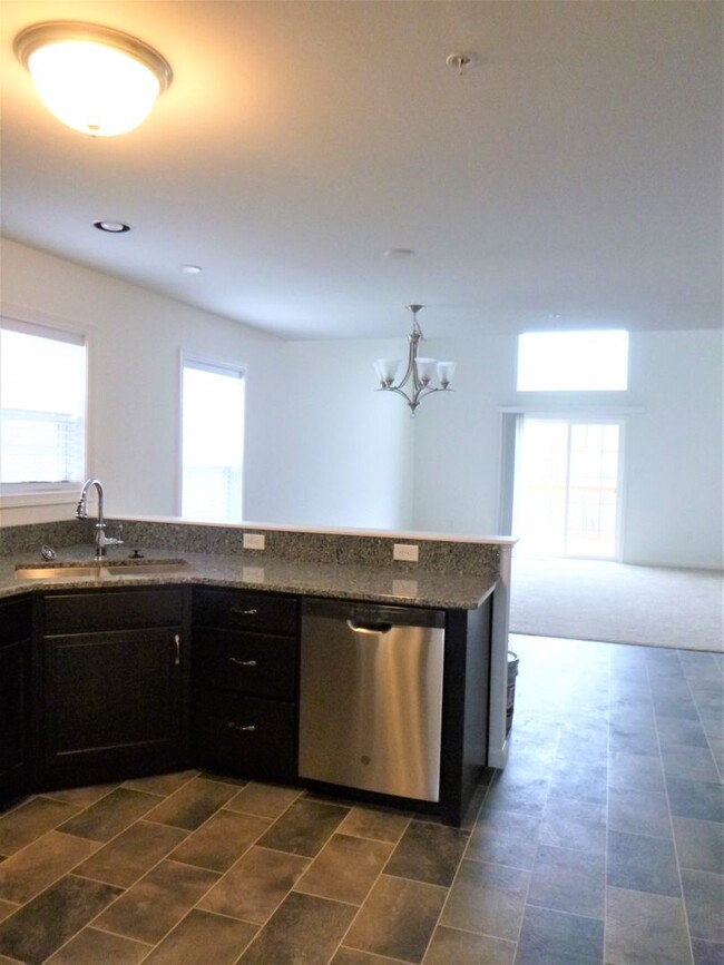 Building Photo - Luxury Corner Townhome with First Floor Ma...