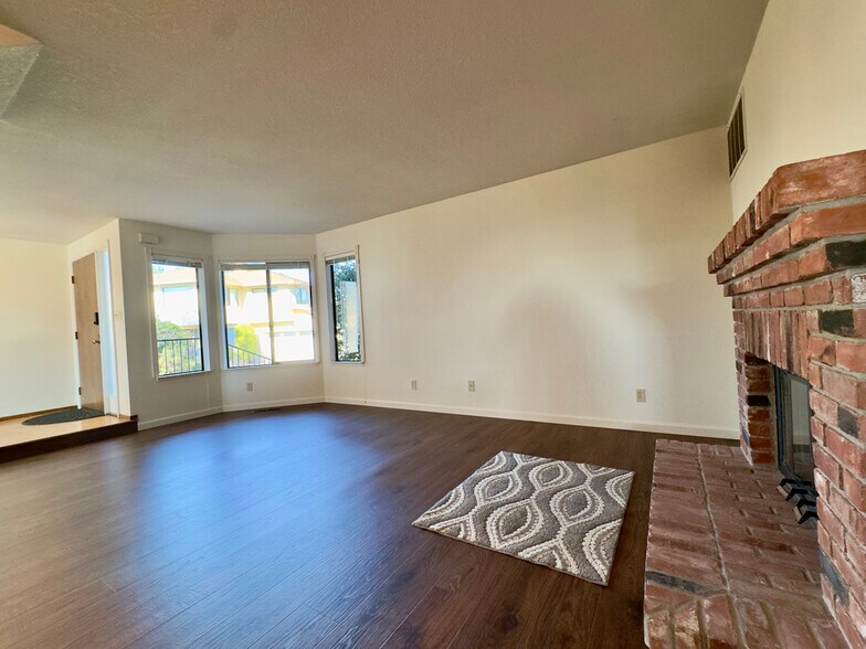 Building Photo - 2221 Pinehurst Way