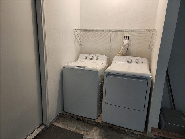 Building Photo - 3130 Holly Hall St