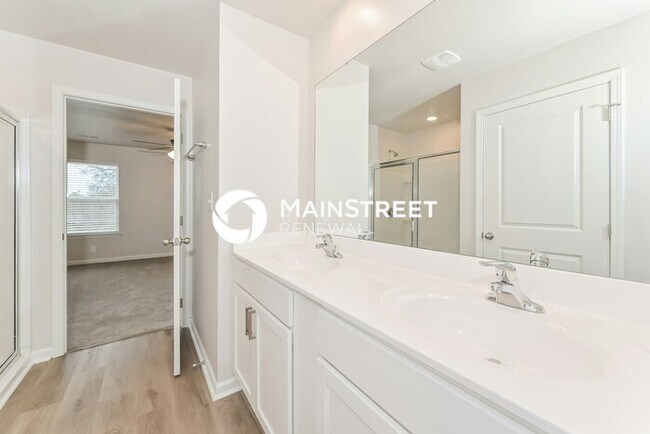 Building Photo - 4 Bedroom Pet-Friendly Home in KNOXVILLE, TN with Main Street Renewal