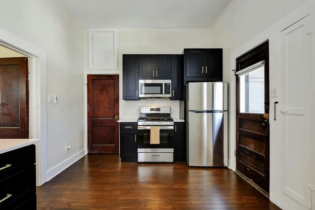 Building Photo - 423 W Woodlawn Ave