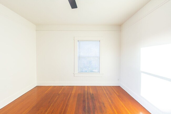 Building Photo - Charming 1-Bed/1-Bath Corner Unit One Block from the Heart of Barrio Logan!