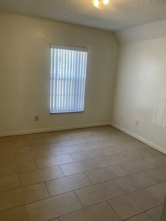 Building Photo - 4 Bedroom 2 Bath