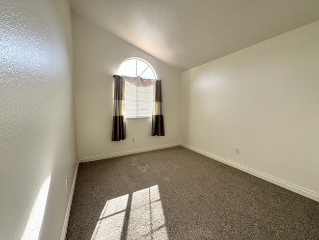 Building Photo - Spacious 3 Bedroom Home available in Fontana!