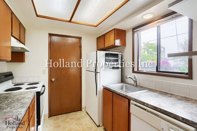 Building Photo - 1717/1719 Springbrook Way