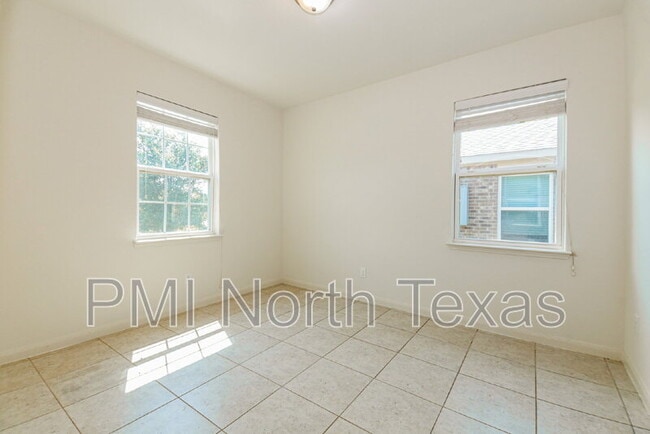 Building Photo - 330 Lavaca Dr
