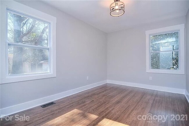 Building Photo - Remodeled 3 bed, 2 bath home in Plaza-Shamrock!