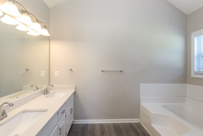 Building Photo - 1086 Maria Dr