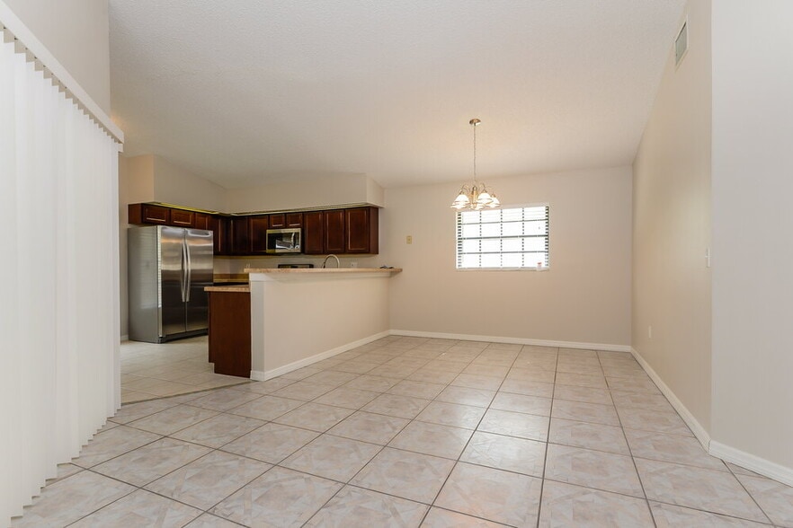 Building Photo - 619 Butternut Pl