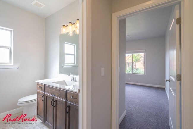 Building Photo - Stunning 4 Bedroom Home with Gorgeous Back...
