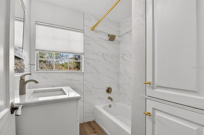 Building Photo - 815 W Lowry Ln