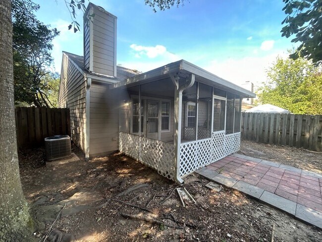 Building Photo - 15 Heritage Village Ln