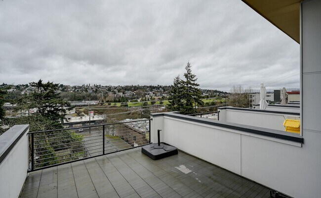 Building Photo - Gorgeous 3Bed/2.5 Bath Townhome in Queen Anne!