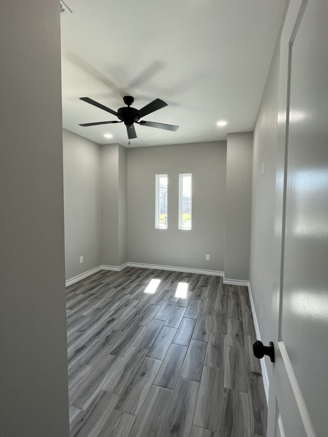 Building Photo - 421 Tamarindo Ln