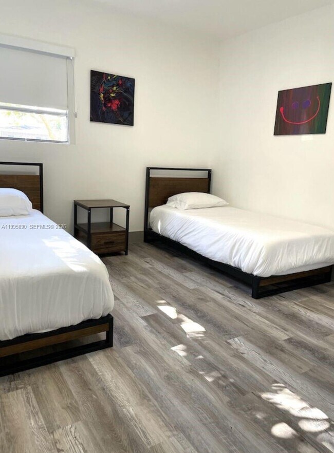 Building Photo - 4311 SW 31st Dr