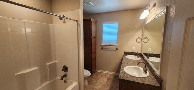 Building Photo - Lovely 2 Bed/2 Bath Duplex in Trimmier Est...
