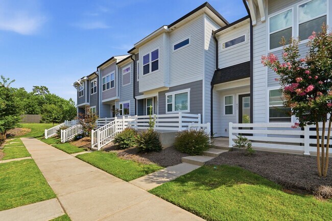 Building Photo - Like-New LoSo Townhome | 3BR + Loft | 2-Car Garage | Move-In Ready