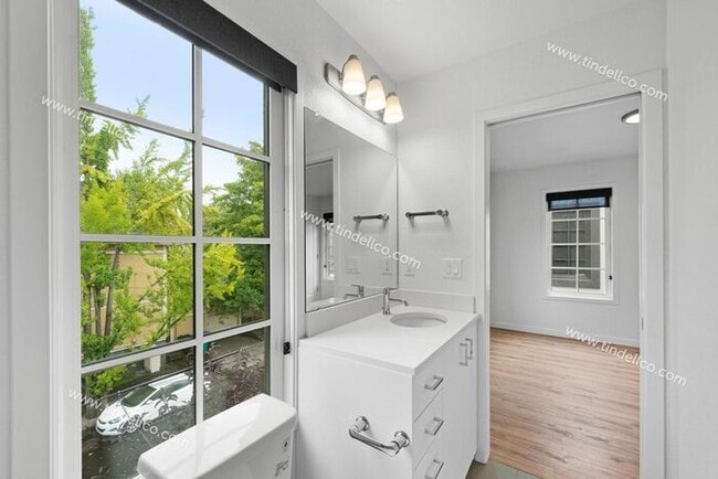 Building Photo - Modern Three-Story Townhouse in Hosford-Abernethy - W/S/G Included & Pet Friendly!