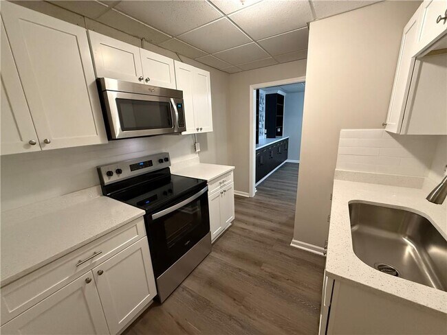 Building Photo - 2011 Town Lake Hills W