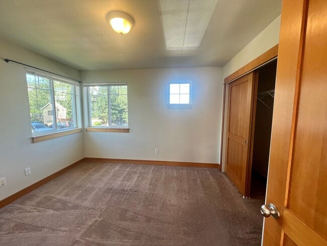 Building Photo - West Seattle Townhouse