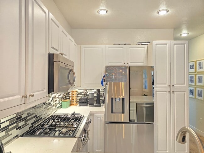 Building Photo - Beautiful Upgraded 2 Bedroom 2 Bathroom Townhouse in Gated Community – Santa Clarita