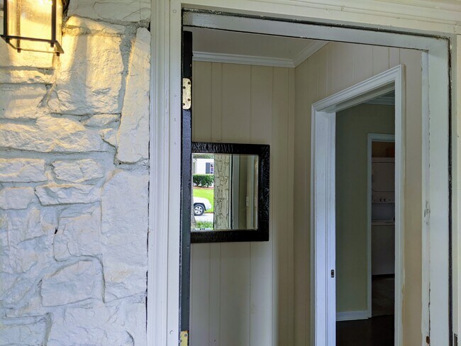 Building Photo - Charming 1 Bedroom Duplex in Buckhead!
