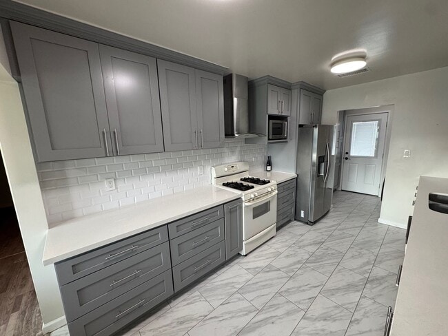 Building Photo - **COMING SOON**  CHARMING LAKEWOOD HOME!