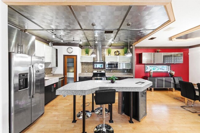 Building Photo - 1301 S 1st St