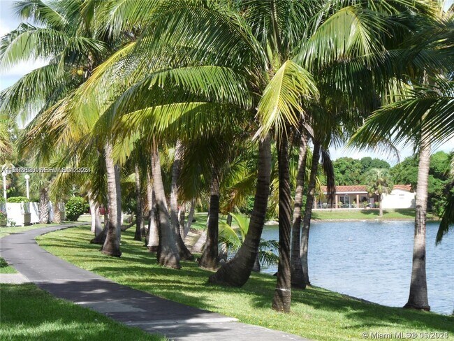 Building Photo - 14611 N Kendall Dr