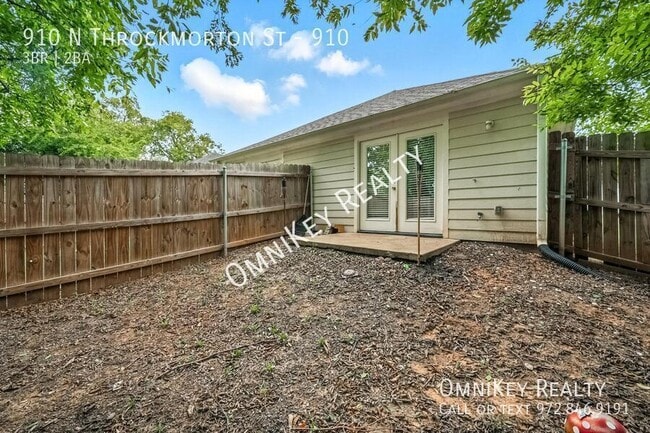 Building Photo - 910 N Throckmorton St