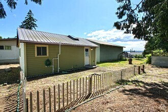 Building Photo - Cozy Cabin on Camano!~