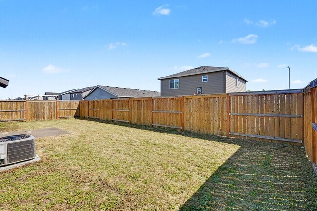 Building Photo - 4 Bed (plus BONUS ROOM), 2.5 Bath Newer Home in NE Salem